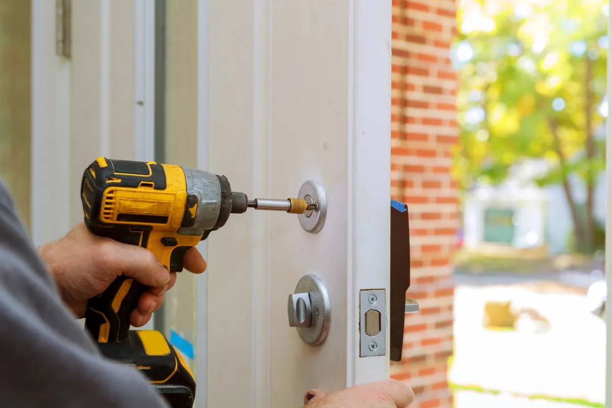 Pose d'un verrou sur une porte d'entrée donnant sur l'extérieur